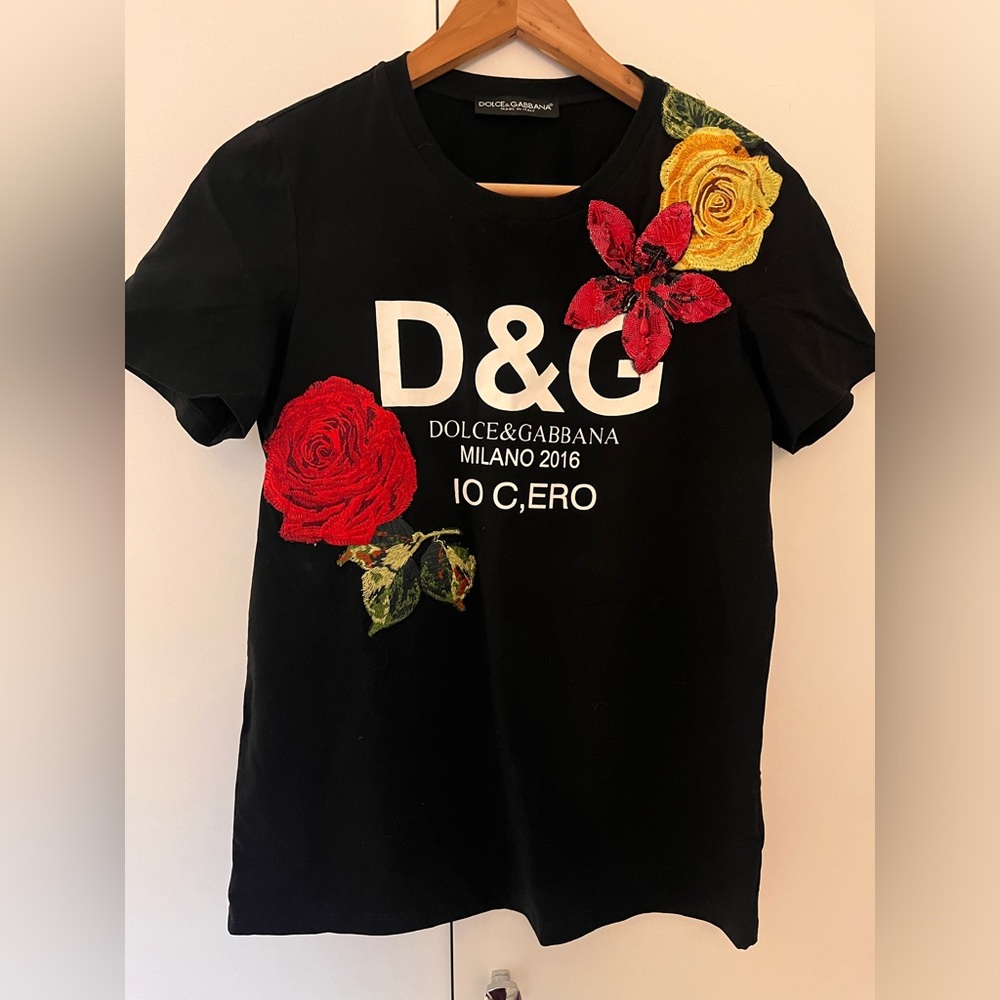 Women’s Medium Dolce and Gabbana Tshirt almost new! It was a gift worn twice!